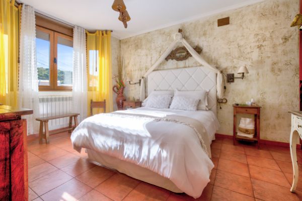 casa-rural-lagunas-de-ruidera-con-piscina-cama-matrimonio-blanca