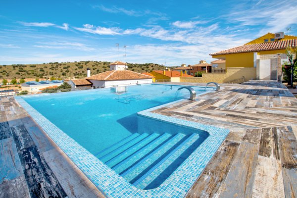 casa-rural-lagunas-de-ruidera-piscina-entrada